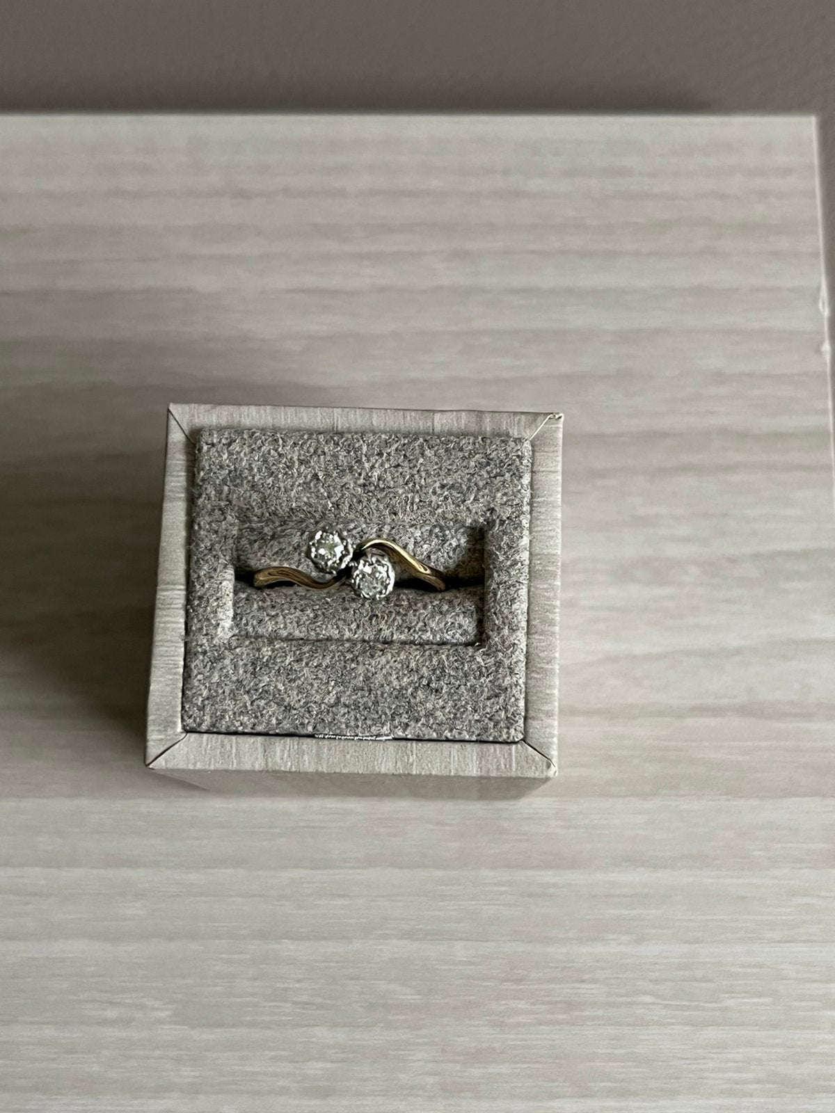 Gouden ring met 2 diamanten antiek, Ophalen of Verzenden, Zo goed als nieuw, 17 tot 18, Dame