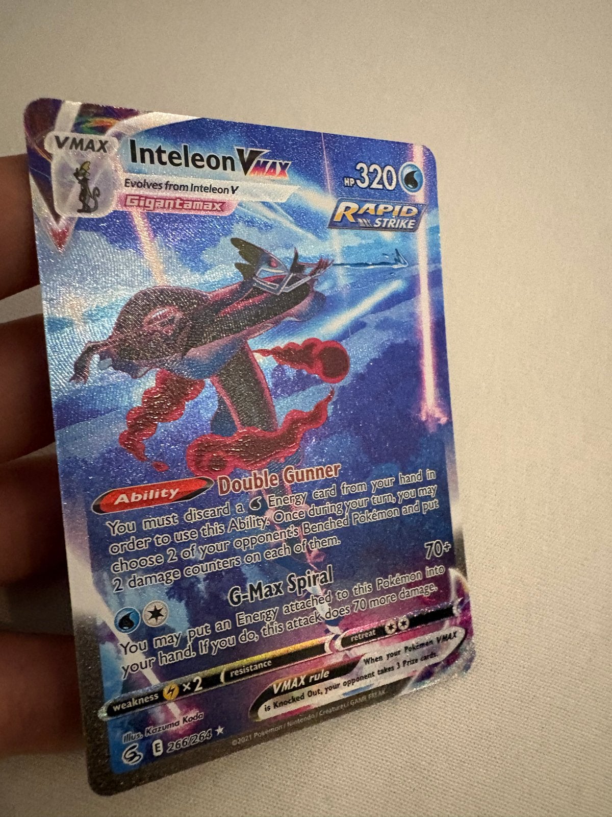 Inteleon VMAX Pokémon kaart (Rapid Strike) - Goede conditie, Ophalen of Verzenden, Gebruikt, Losse kaart, Foil
