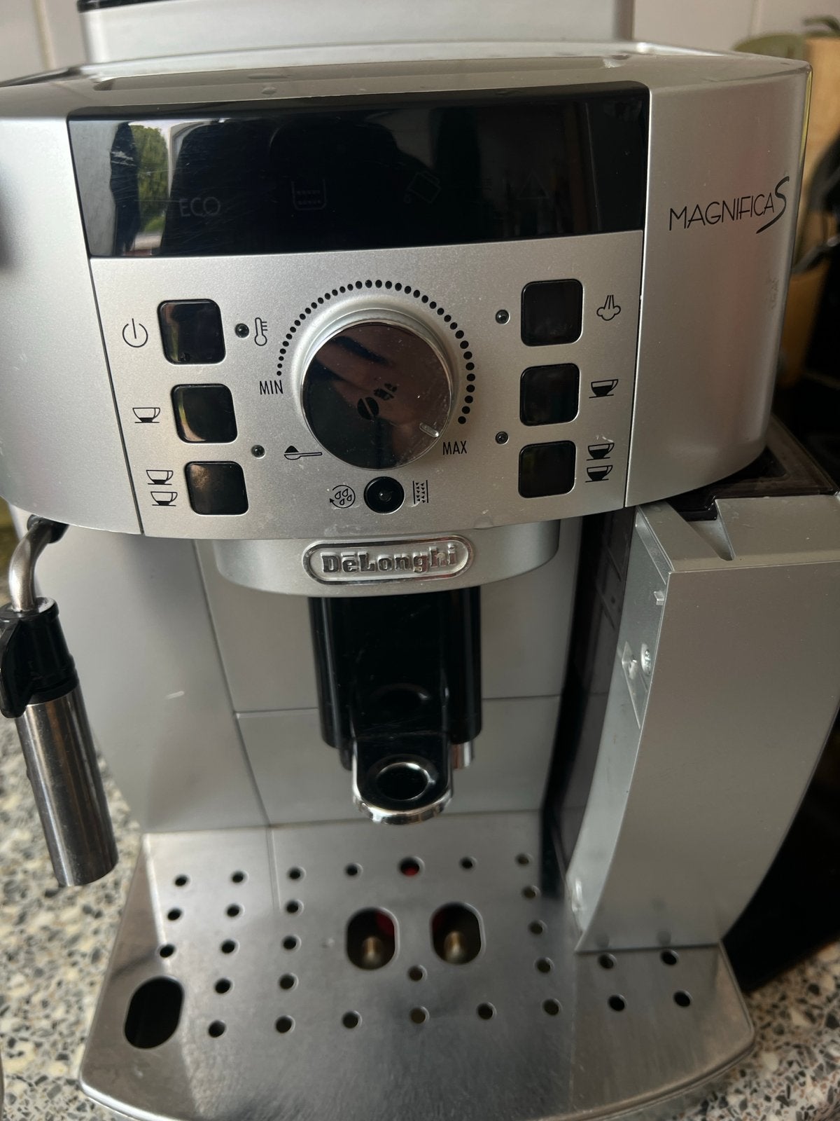 De'Longhi Magnifica S volautomatische espressomachine, Witgoed en Apparatuur, Koffiezetapparaten, Ophalen, Afneembaar waterreservoir