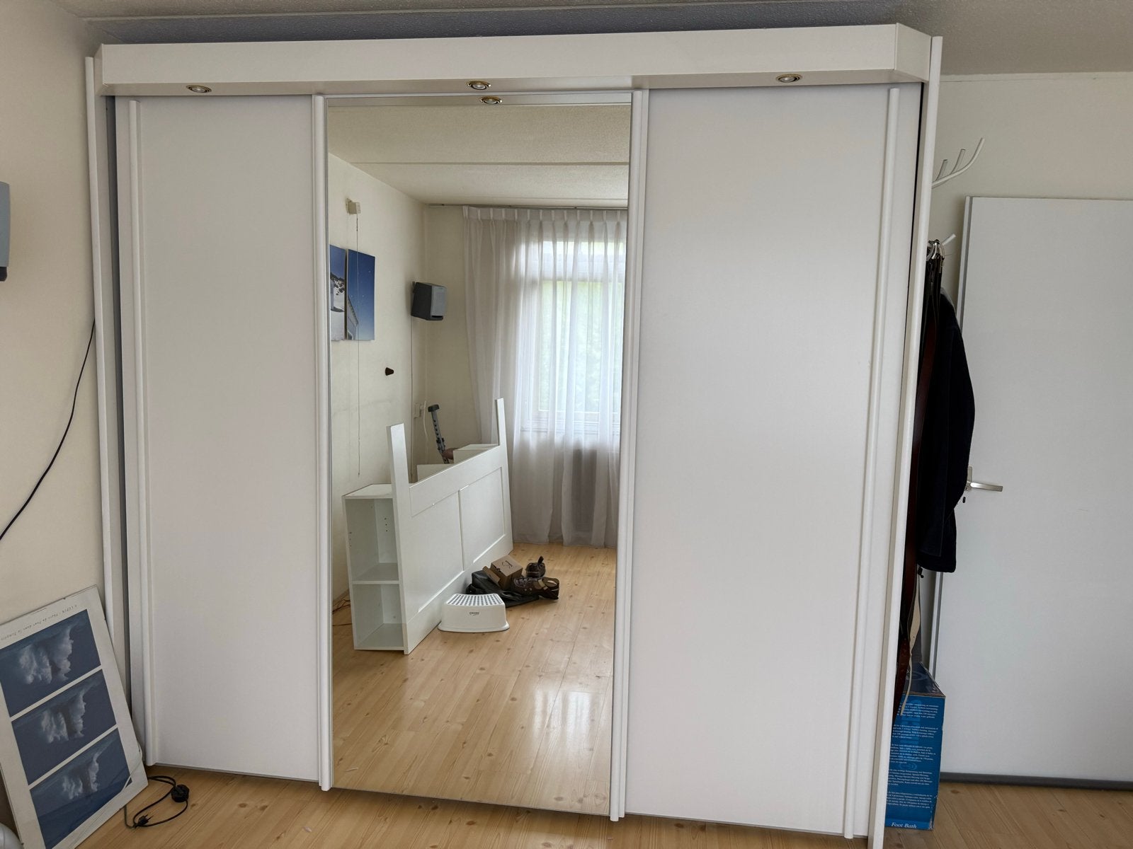 Witte kledingkast met schuifdeuren en spiegel, Huis en Inrichting, Kasten | Kledingkasten, Ophalen, Met plank(en), Gebruikt, 200 cm of meer