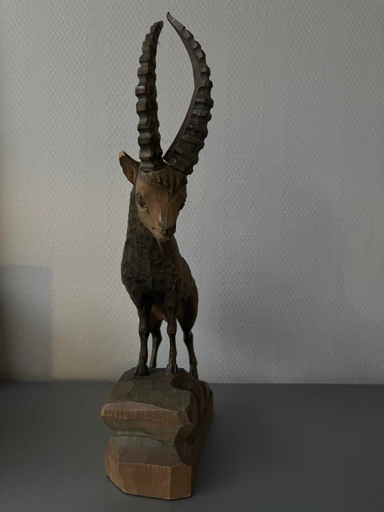 Handgesneden houten steenbok sculptuur, Ophalen of Verzenden, 20 - 50 cm, Beeld, Hout