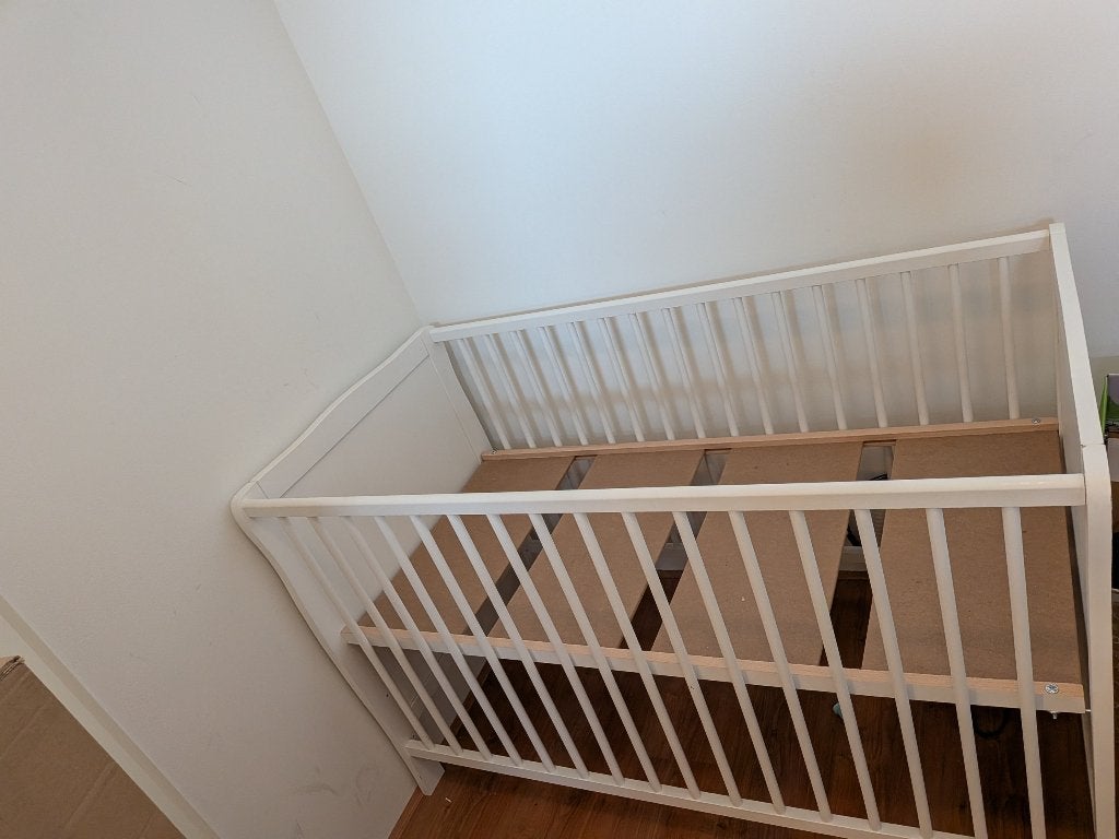Pre-natal cot Skye White-Baby bed, Ophalen, Lattenbodem, Zo goed als nieuw, Minder dan 140 cm