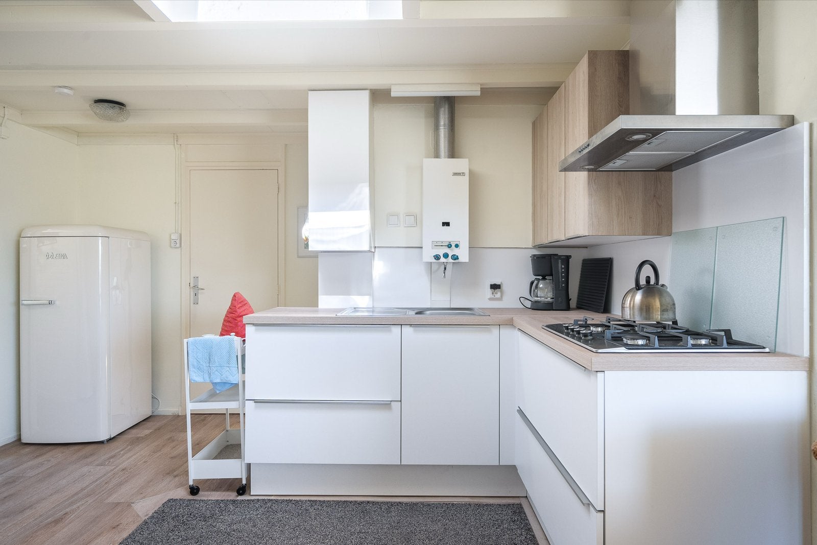 Keuken met 4-gaspit en afzuigkap, Ophalen, Gebruikt, Wit, Hoekkeuken