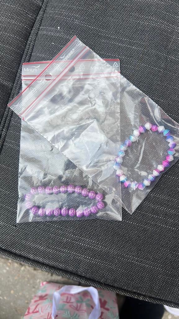 Zelfgemaakte paarse armbandjes, Sieraden, Tassen en Uiterlijk, Armbanden, Ophalen of Verzenden, Zo goed als nieuw, Paars, Elastiek