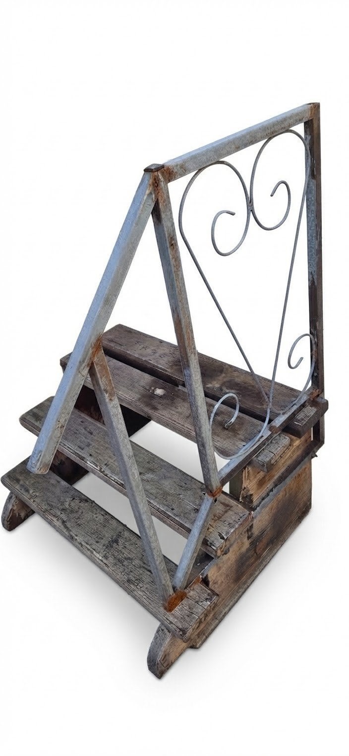 Decoratieve houten trap met metalen leuning, Ophalen