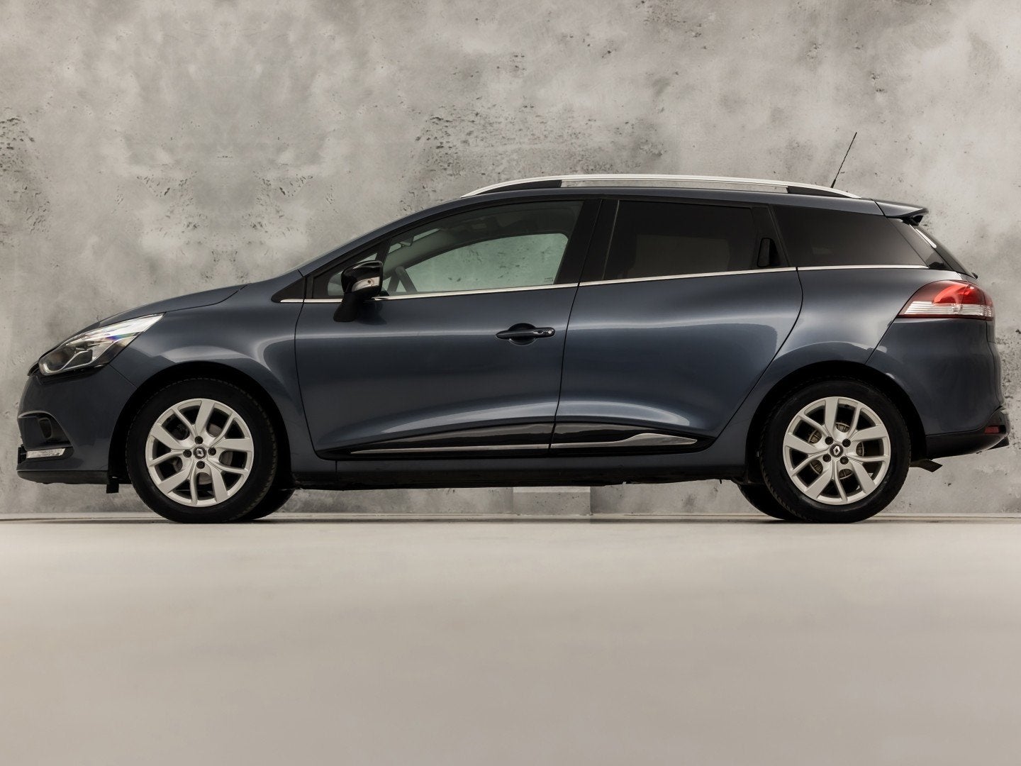 Renault Clio Estate 0.9 TCe Limited Sport (NAVIGATIE, LM VEL, Voorwielaandrijving, Gebruikt, 580 kg, 49 €/maand