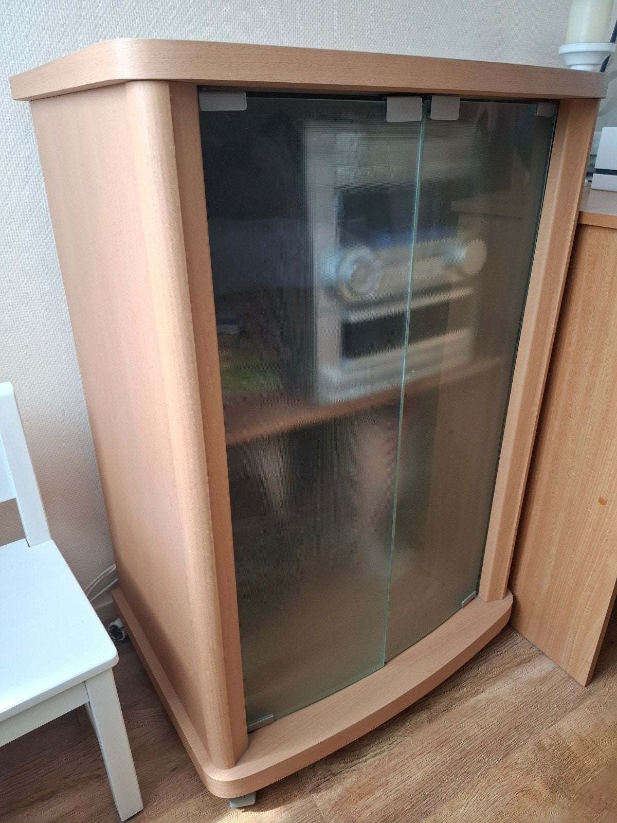 Houten kastje met glazen deuren, Huis en Inrichting, Kasten | Televisiemeubels, Ophalen, Gebruikt, Glas, 50 tot 100 cm