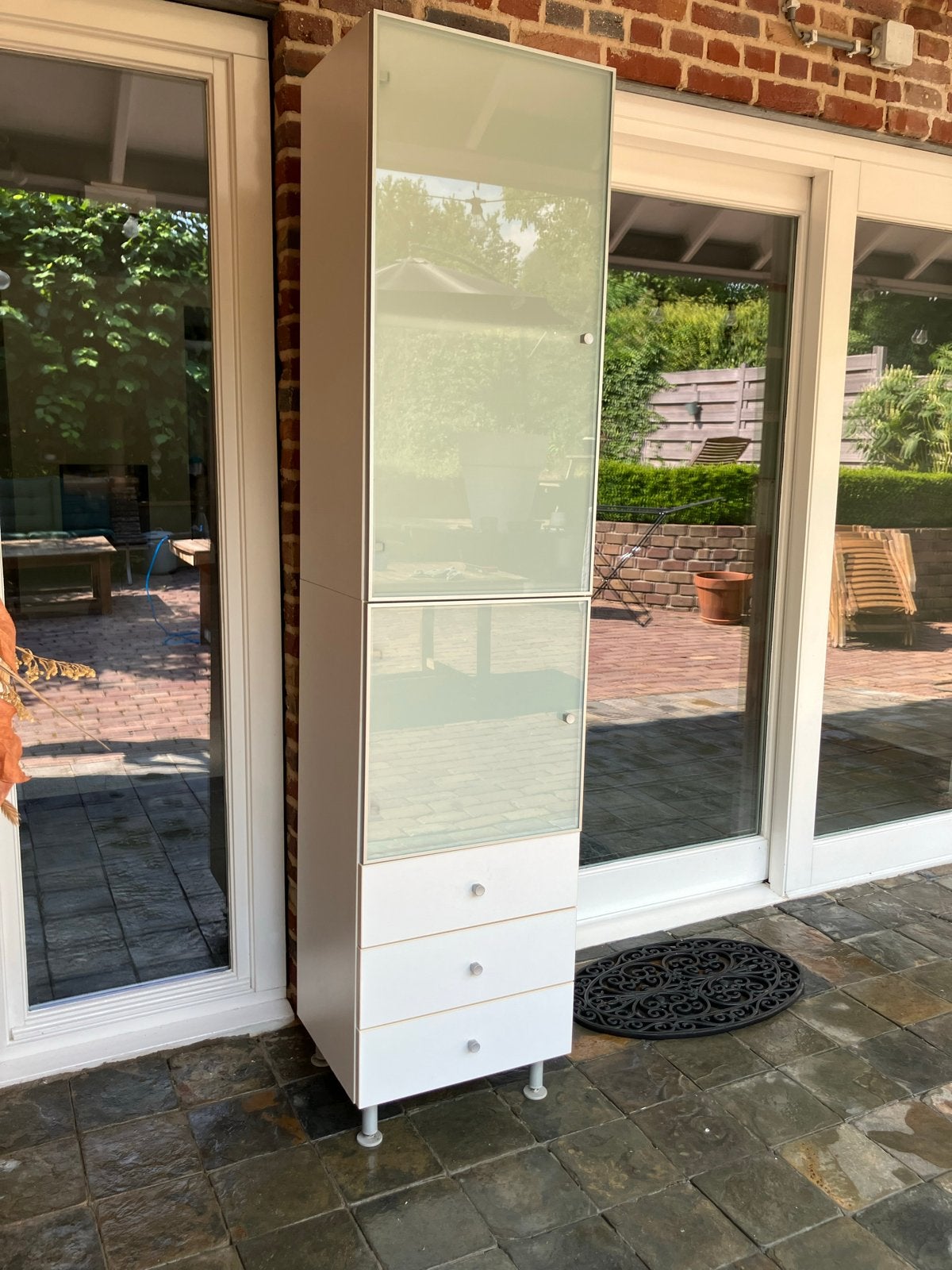 Witte kast met glazen deuren en lades, Huis en Inrichting, Ophalen, Gebruikt