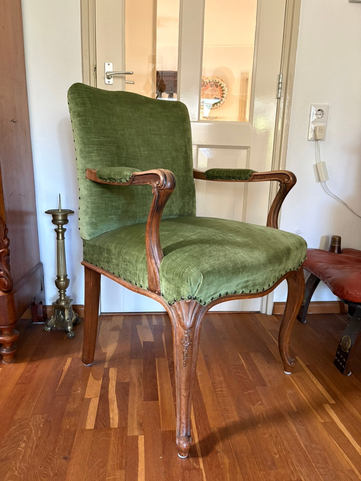 Ouderwetse fauteuil groen fluweel en sierlijk houtwerk, Huis en Inrichting, Ophalen, Hout, 75 tot 100 cm, Zo goed als nieuw