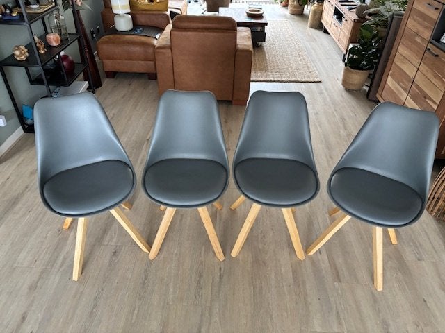 Scandinavische design eetkamerstoelen, Huis en Inrichting, Ophalen, Hout, Zo goed als nieuw, Vier