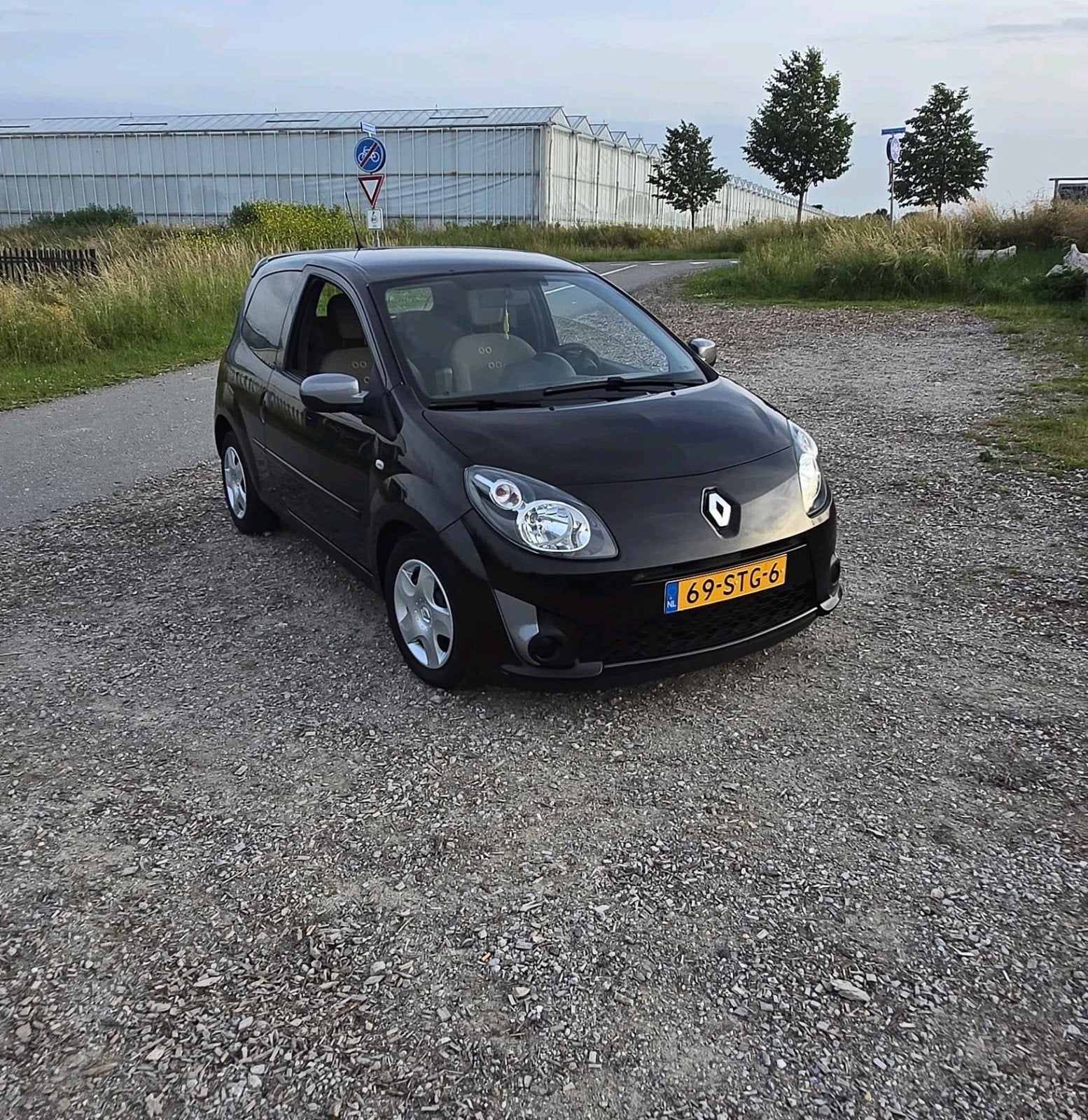 Renault Twingo 1.2 16V 2011 Zwart, Auto's, Renault, 839 kg, 74 pk, 4 cilinders, 4 stoelen