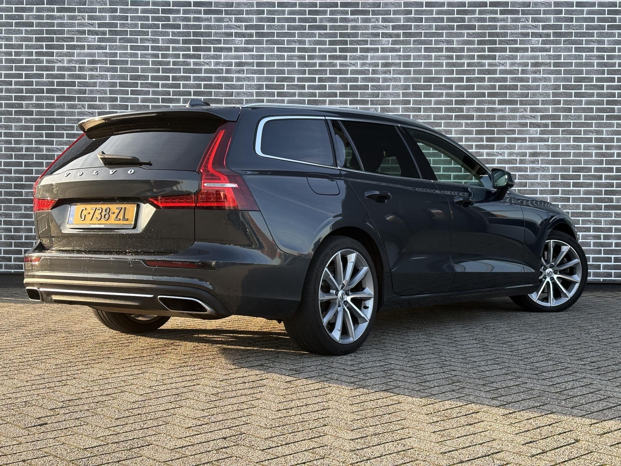 Volvo V60 2.0 T4 Inscription | Trekhaak | Achteruitrijcamera, 15 km/l, Euro 6, 1603 kg, 93 €/maand