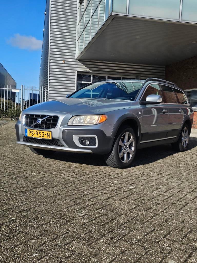 Volvo V70 2.4 D5 136KW AWD AUT 2009 Grijs, Auto's, Automaat, Zwart, 197 €/maand, XC70
