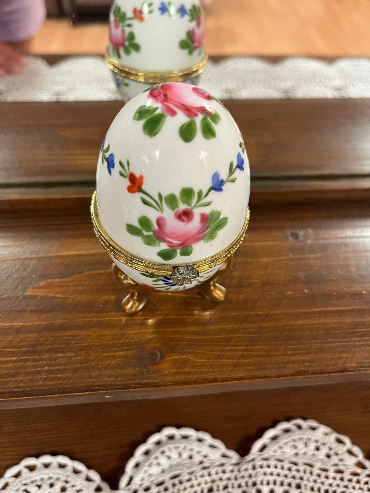 Decoratief Porseleinen Ei met Bloemen en Gouden Details, Ophalen of Verzenden