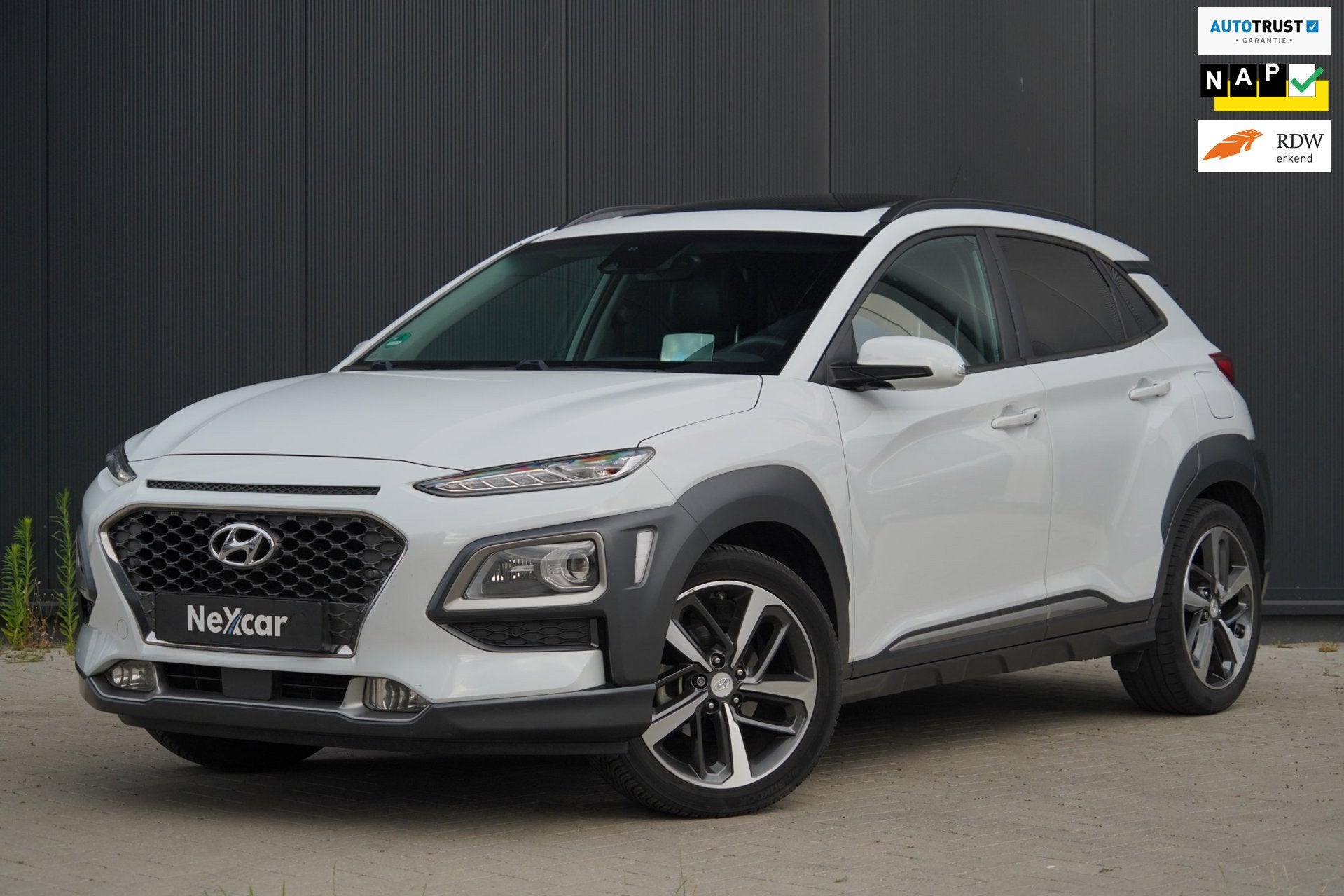 Hyundai Kona 1.0T Premium|PANO|Leer|Trekhaak|HUD|Camera|Carp, Voorwielaandrijving, Automatische klimaatregeling, Gebruikt, Wit