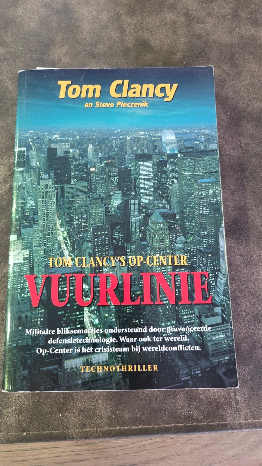 Tom Clancy's Op-Center: Vuurlinie - Technothriller, Boeken, Ophalen of Verzenden, Gelezen, Tom Clancy en Steve Pieczenik, Wereld overig