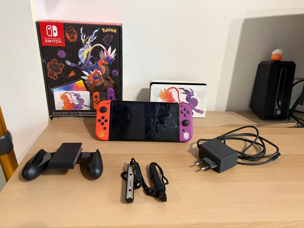 Switch Oled Pokémon Scarlet & Violet Edition, Spelcomputers en Games, Ophalen of Verzenden, Zo goed als nieuw, Met 1 controller