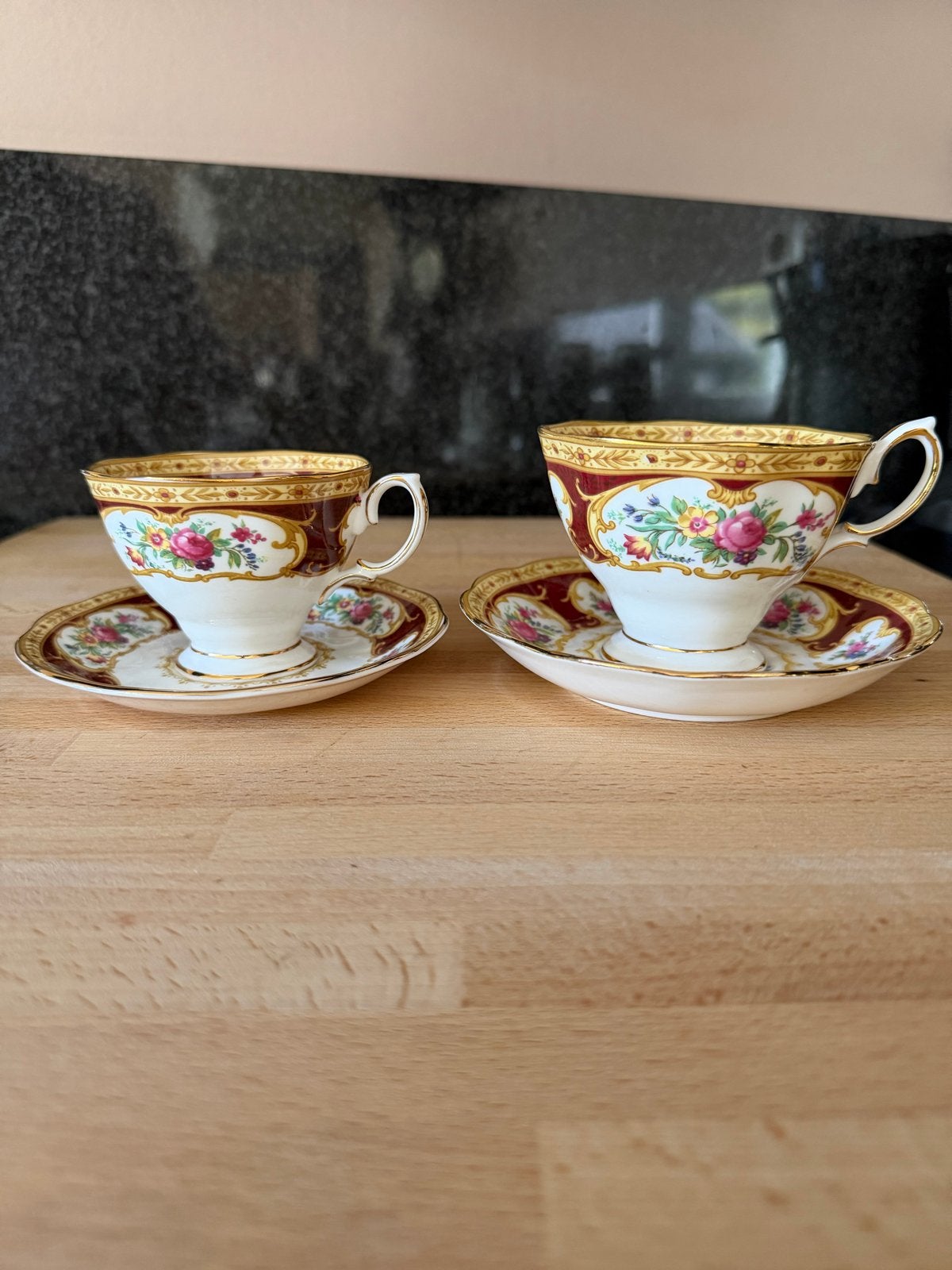 Royal Albert Lady Hamilton Theekop en Schotel - Set van 2, Antiek en Kunst, Antiek | Porselein, Ophalen of Verzenden