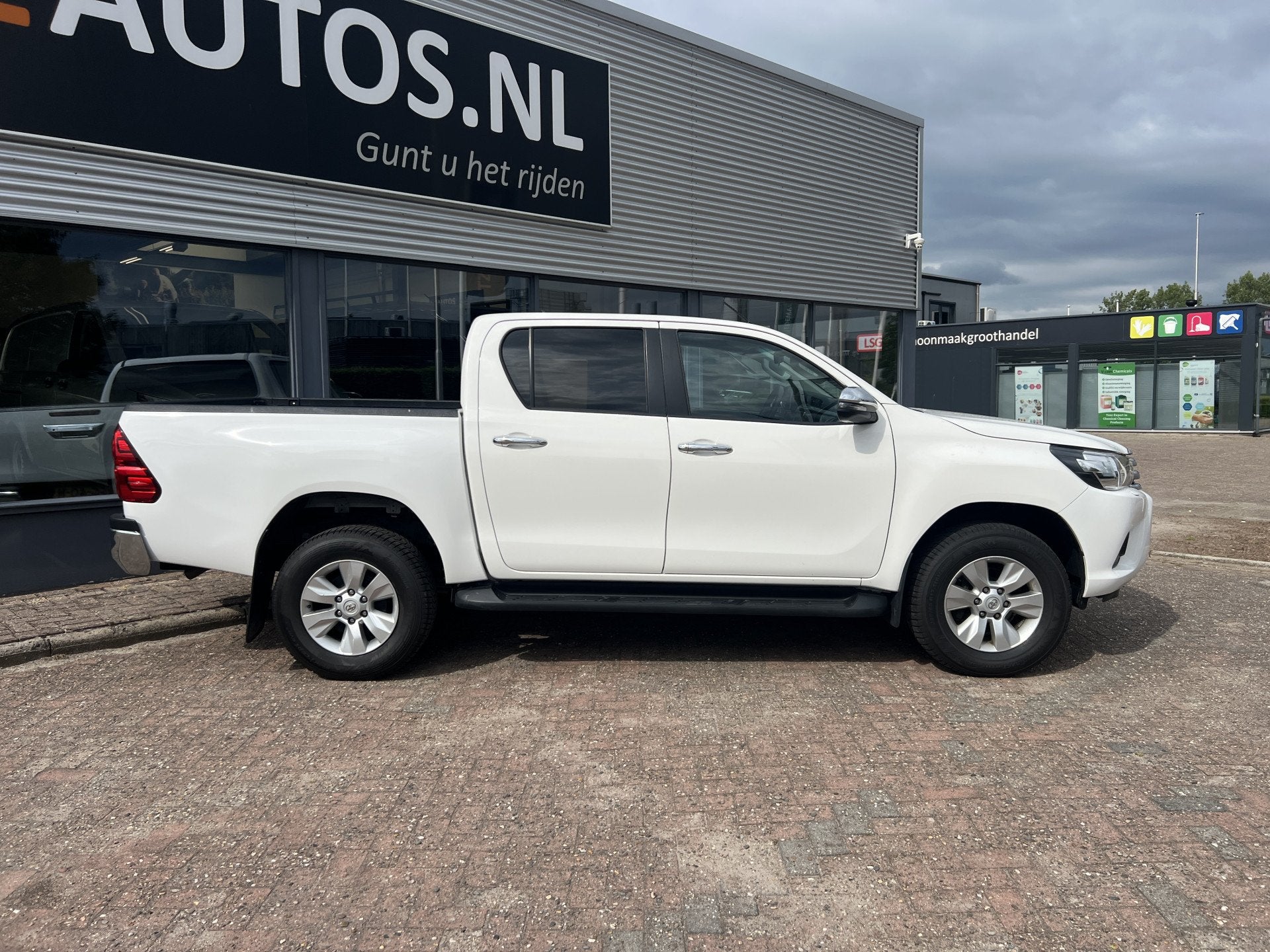 Toyota Hilux 2.4 D-4D-F Double Cab 5 persoons/Geel Kenteken, Automaat, Start-stop-systeem, Stof, 4 cilinders