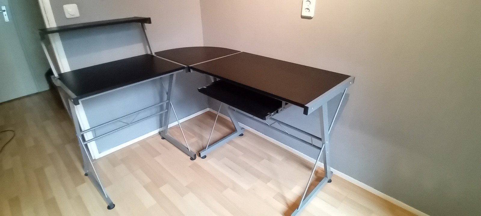 L-vormig zwart hoekbureau met toetsenbordlade en plank, Zwart, Hoekbureau, Ophalen of Verzenden, Zo goed als nieuw