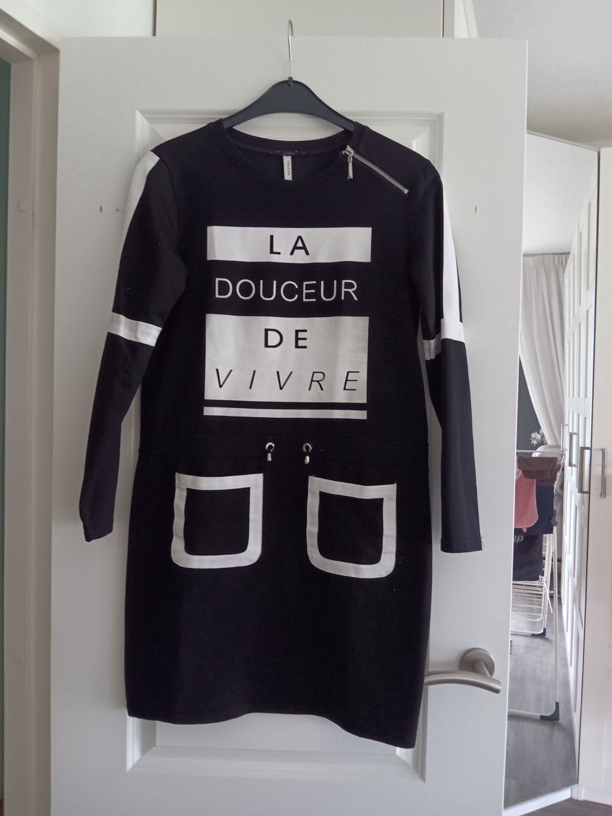 Zwart jurkje met tekstprint en zakken, Kleding | Dames, Maat 38/40 (M), Zwart, Ophalen of Verzenden, Onbekend