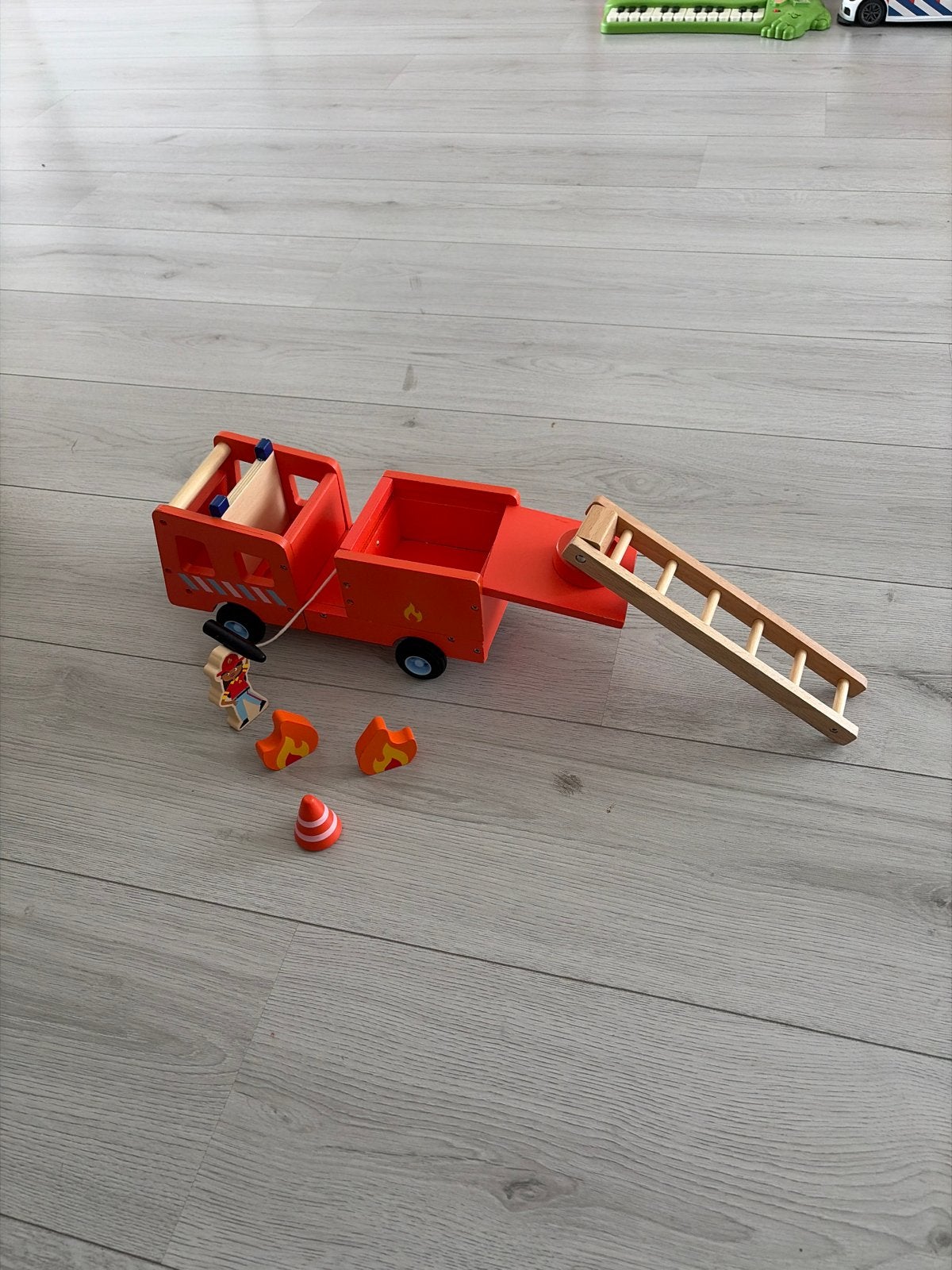 Houten Brandweerwagen Speelset met Accessoires, Ophalen of Verzenden, Zo goed als nieuw, Rij- of Hobbelspeelgoed