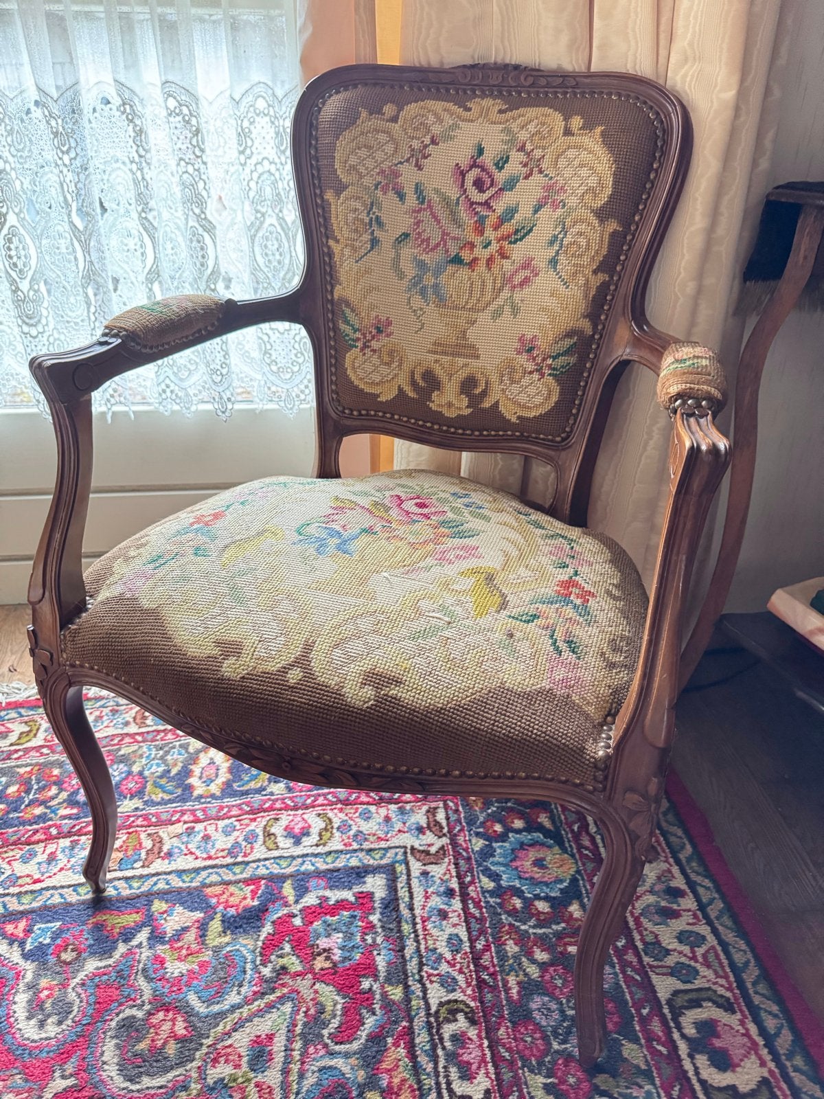 Antieke handwerk fauteuil met geborduurd bloemenpatroon, Ophalen