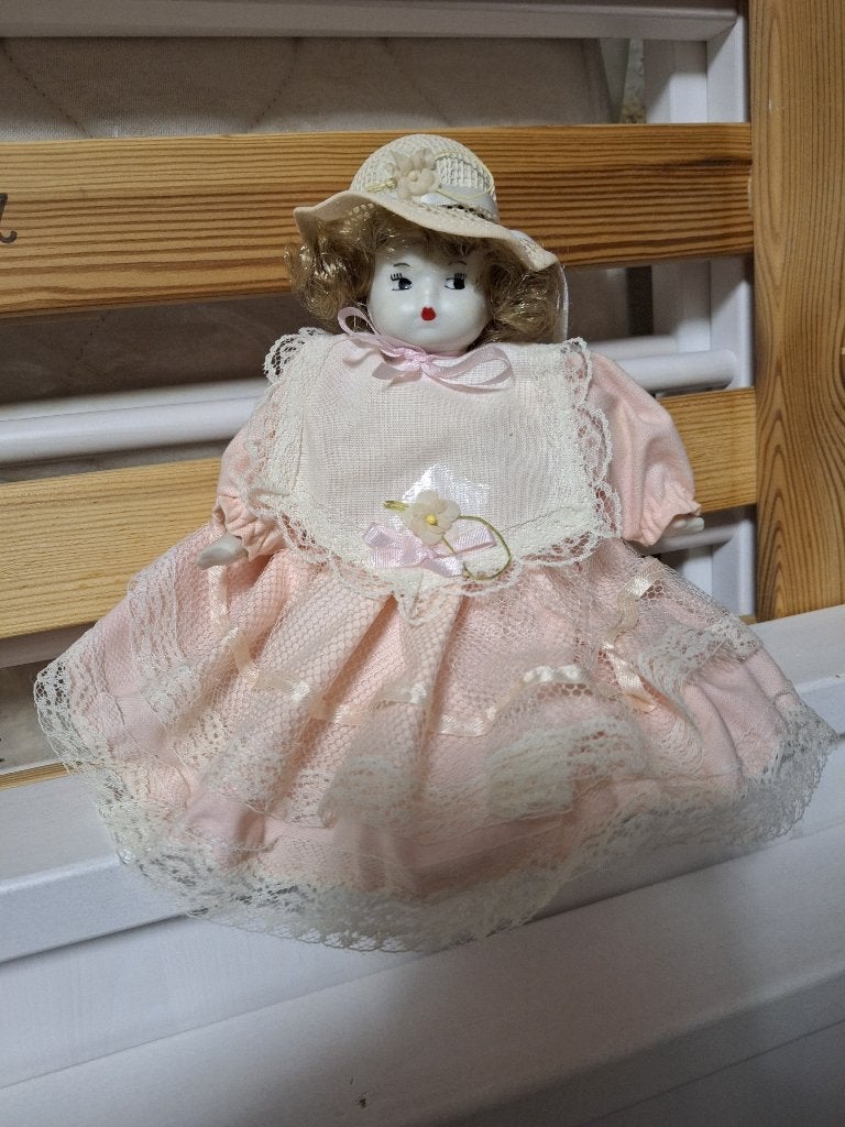 porseleinen pop 25 cm., Verzamelen, Poppen, Ophalen of Verzenden, Nieuw, Pop
