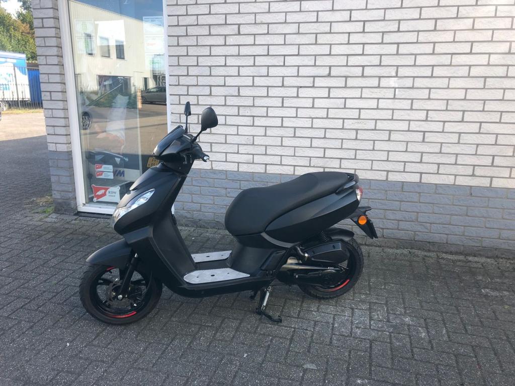 HELE MOOIE PEUGEOT KISBEE 45KM BLACK EDITION 2021 6000KM, Info@peugot.com, Postbus 12420 nederland, Peugot motorcycles
