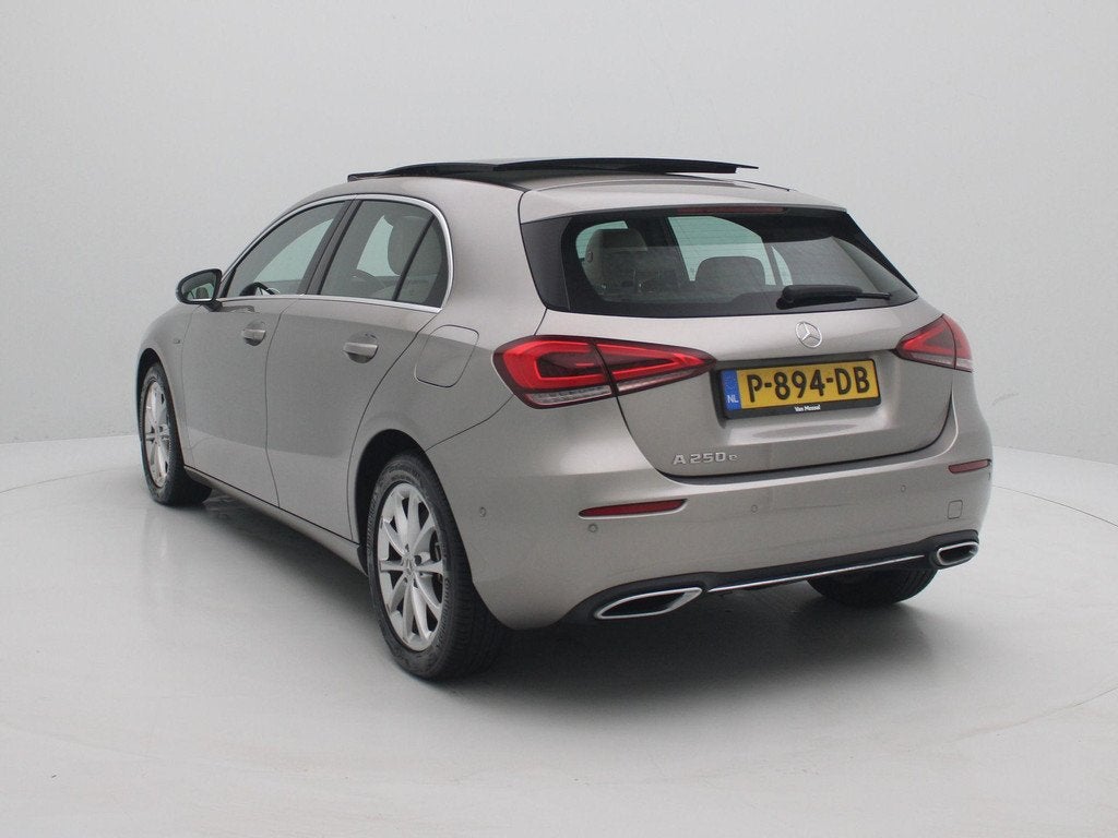 Mercedes-Benz A-klasse 250e Aut. Premium Plus | Panoramadak, Auto's, Mercedes-Benz, 12 maanden, Gebruikt, 4 cilinders, Leder en Stof