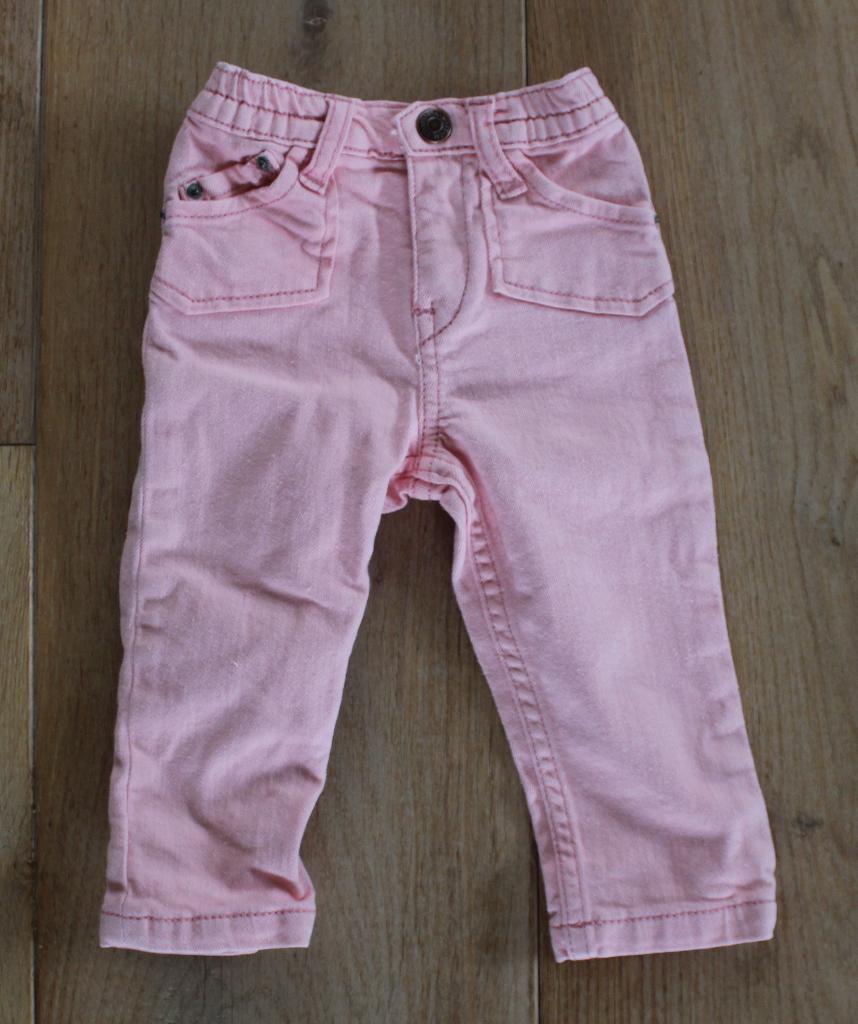 Roze spijkerbroek van Levi's maat 12m, Broekje, Meisje, Ophalen of Verzenden, Zo goed als nieuw