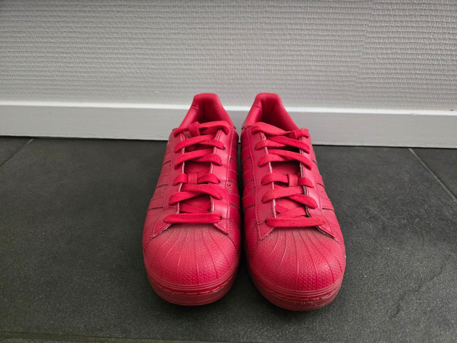 Unieke Rode Adidas Sneakers - Maat 39 1/3 -Zo goed als nieuw, Adidas, Ophalen of Verzenden, Rood, Sneakers of Gympen