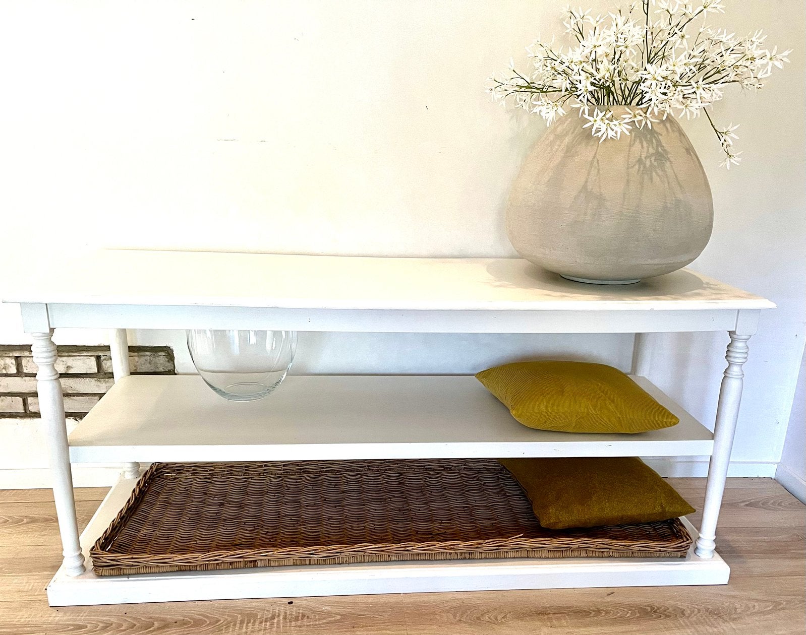 Mooie witte sidetable, Ophalen, 50 tot 100 cm, Zo goed als nieuw, 25 tot 50 cm