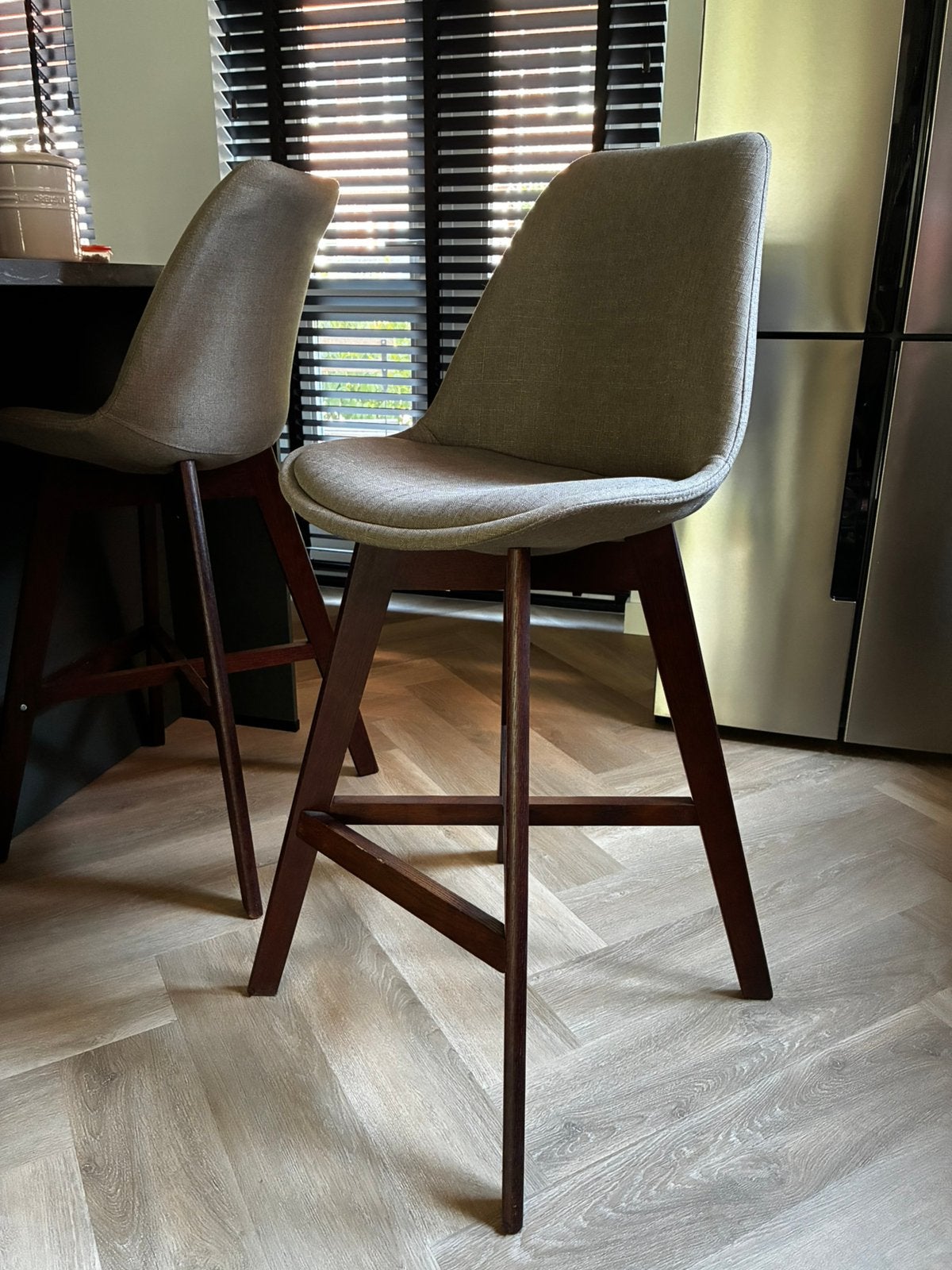 2 x barkruk taupe., Huis en Inrichting, Barkrukken, Ophalen, Gebruikt, 90 cm of meer, Hout
