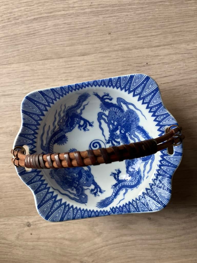 Porseleinen  schaaltje met rieten hengsel, Antiek en Kunst, Antiek | Porselein, Ophalen of Verzenden