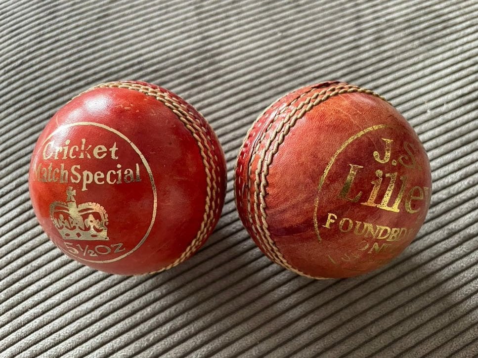 Vintage  J.S. Lilley cricketbal 2 stuks cricket, Sport en Fitness, Honkbal en Softbal, Ophalen of Verzenden, Gebruikt, Bal