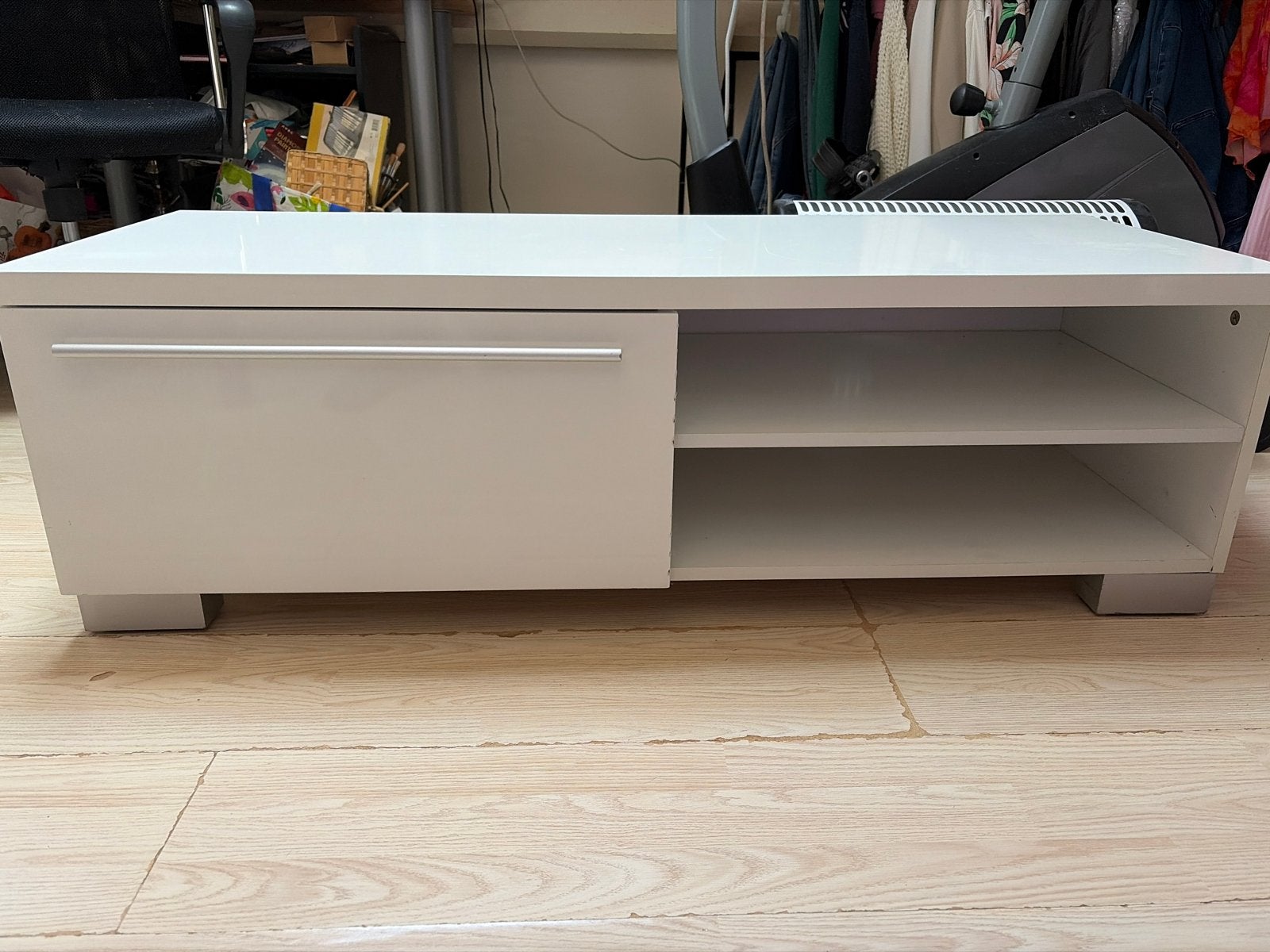 Modern wit tv-meubel met opbergruimte JYSK AAKIRKEBY, Huis en Inrichting, Kasten | Televisiemeubels, Ophalen, Overige materialen