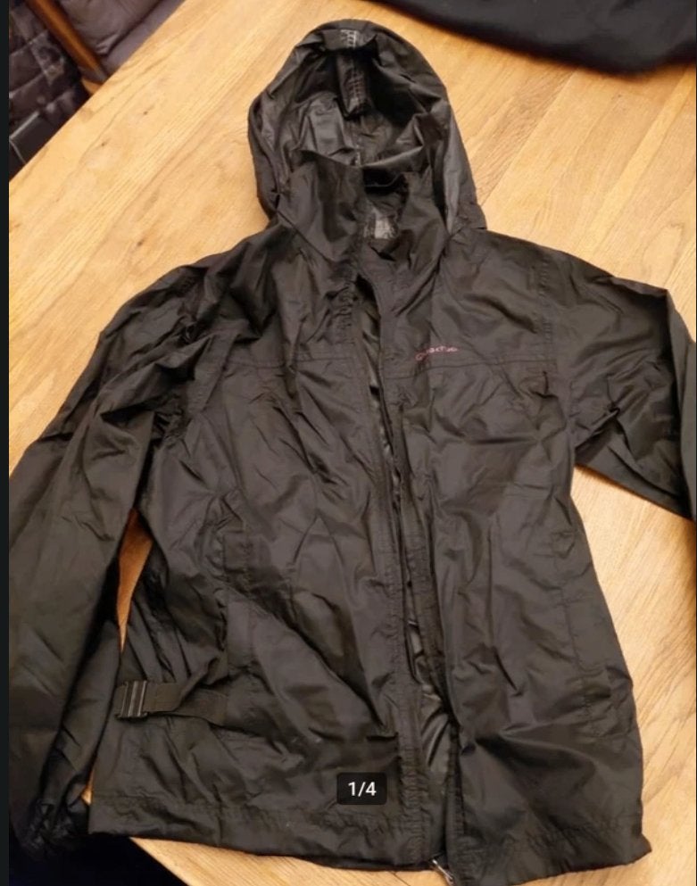 Quechua Regenjasje Dames XS - Compact Opvouwbaar, Zwart, Ophalen of Verzenden, Zo goed als nieuw, Quechua