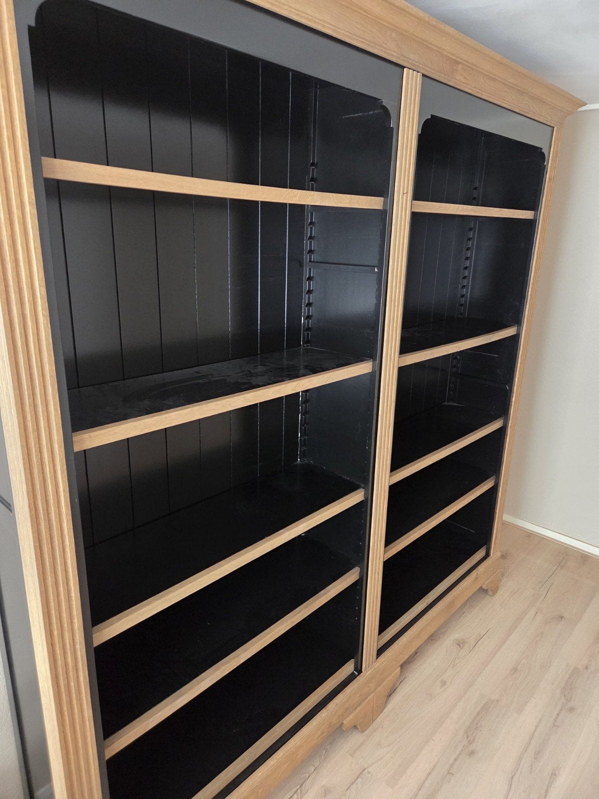 GRATIS! Boekenkast Zwart met Houten Details, Huis en Inrichting, Ophalen, Met plank(en), Gebruikt, 200 cm of meer