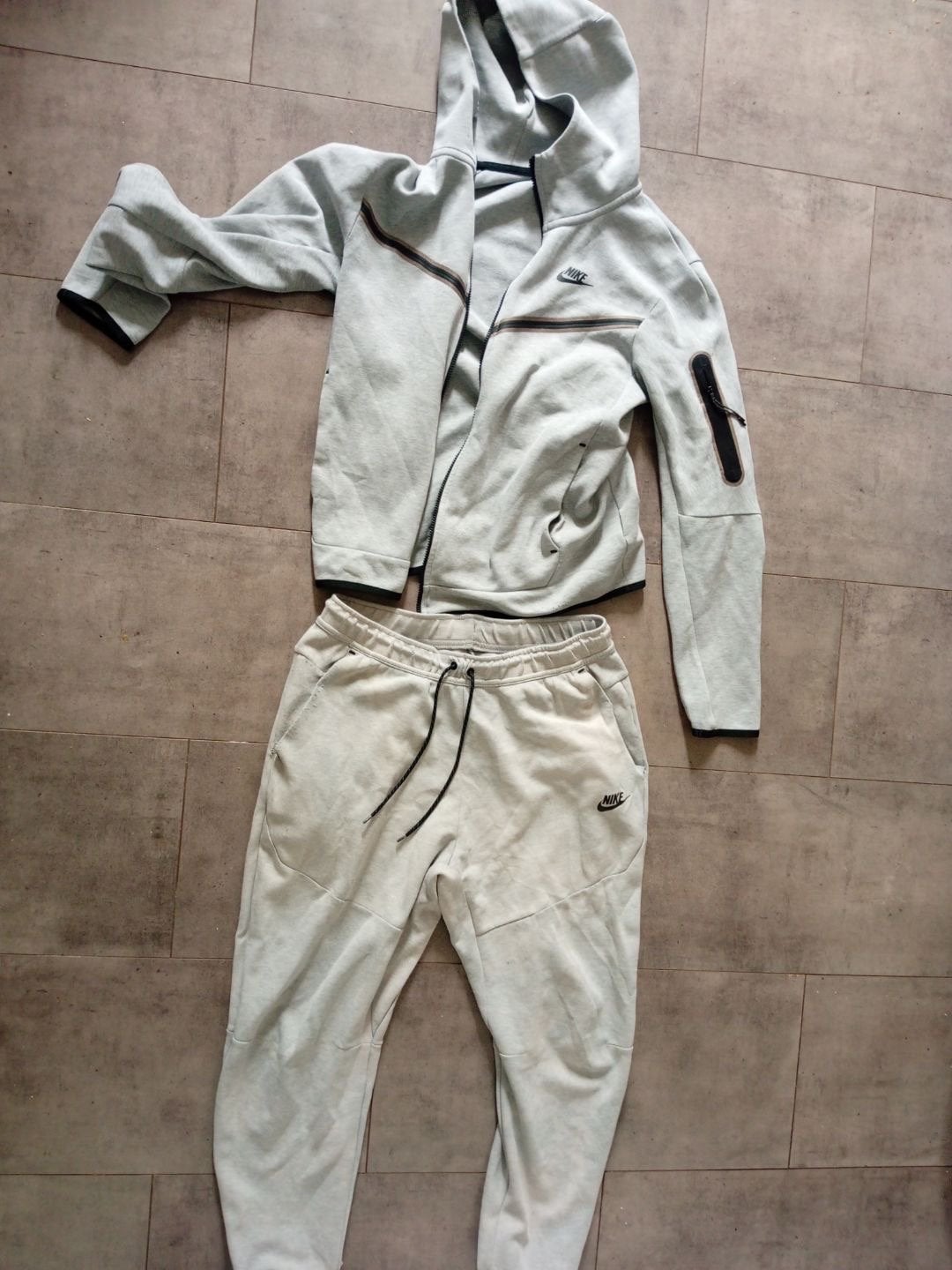 Nike Tech Fleece Trainingspak - Grijs/Beige maat M, Overige maten, Ophalen of Verzenden, Grijs, Gedragen