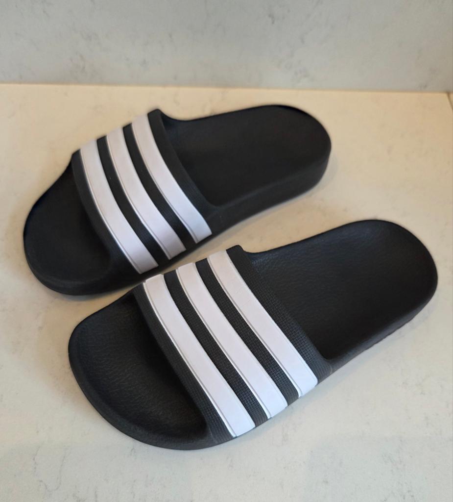 Adidas Adilette slippers maat 29 - Zwart/Wit, Adidas, Gebruikt, Jongen of Meisje, Overige typen