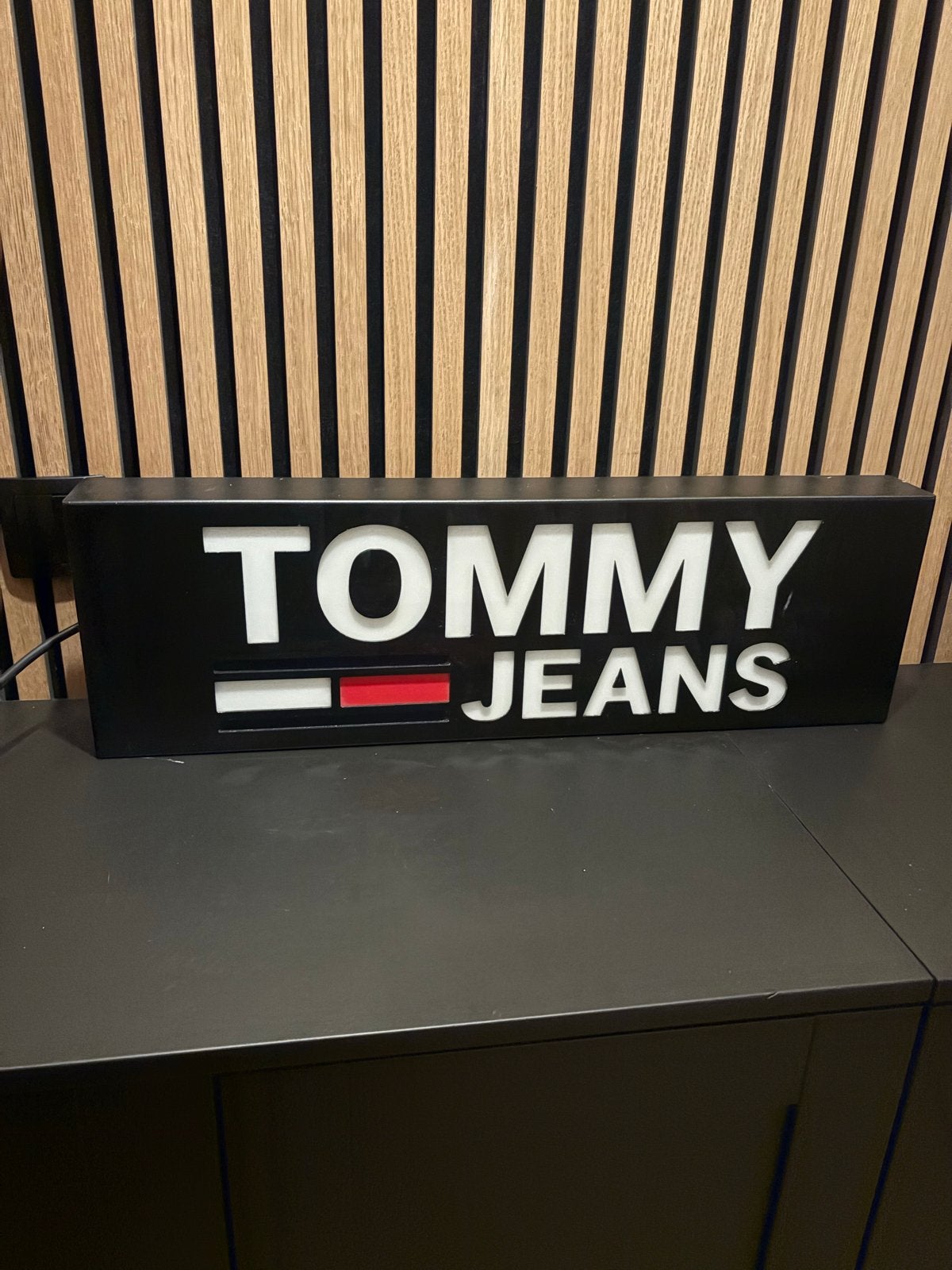Tommy Jeans LED Lichtbak - Origineel Winkel Display, Verzenden, Zo goed als nieuw, Lichtbak of (neon) lamp