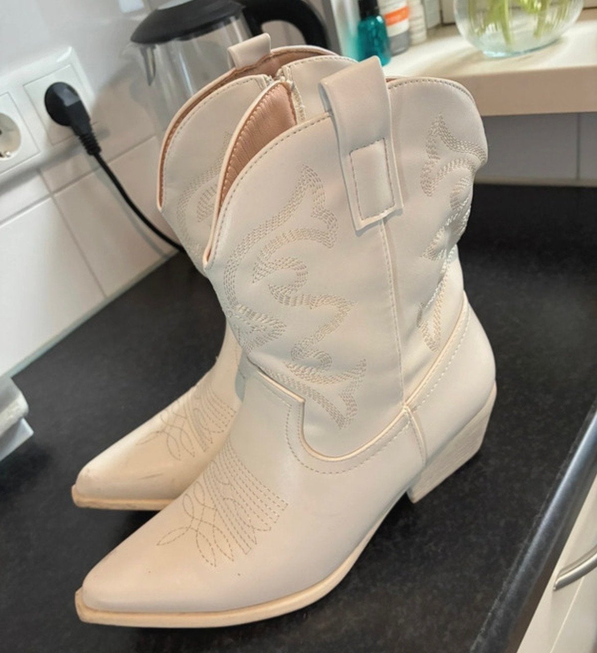 Witte cowboylaarzen met borduursel, Kleding | Dames, Ophalen of Verzenden, Gedragen, Wit, Lage of Enkellaarzen