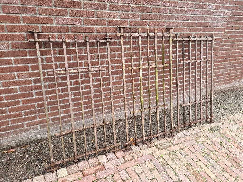 3 antieke smeedijzeren raamrekken, Ophalen, Gebruikt