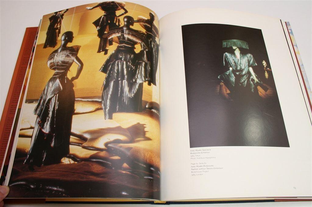 Issey Miyake — Visie op Mode, Kunst & Cultuur, Ophalen of Verzenden, Zo goed als nieuw