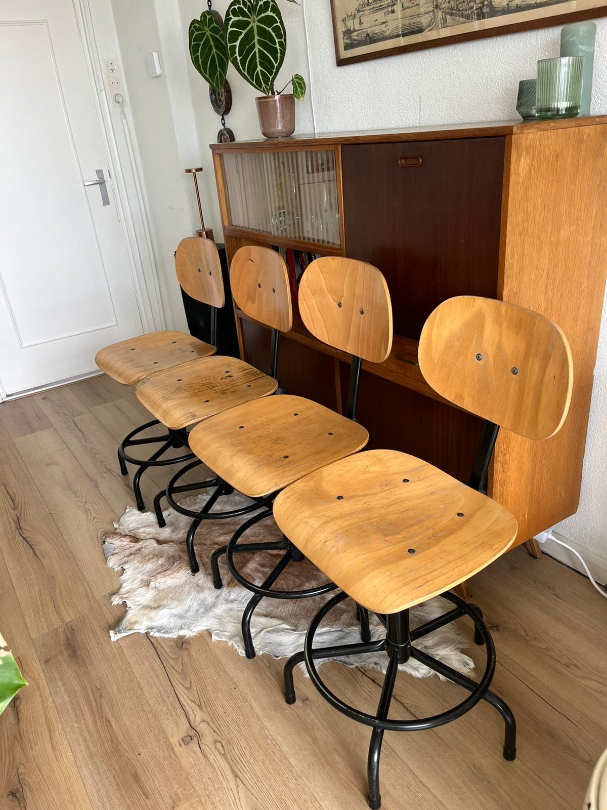 4 vintage draaibare en in hoogte verstelbare schoolstoelen, Ophalen, Gebruikt, Bruin, Vintage