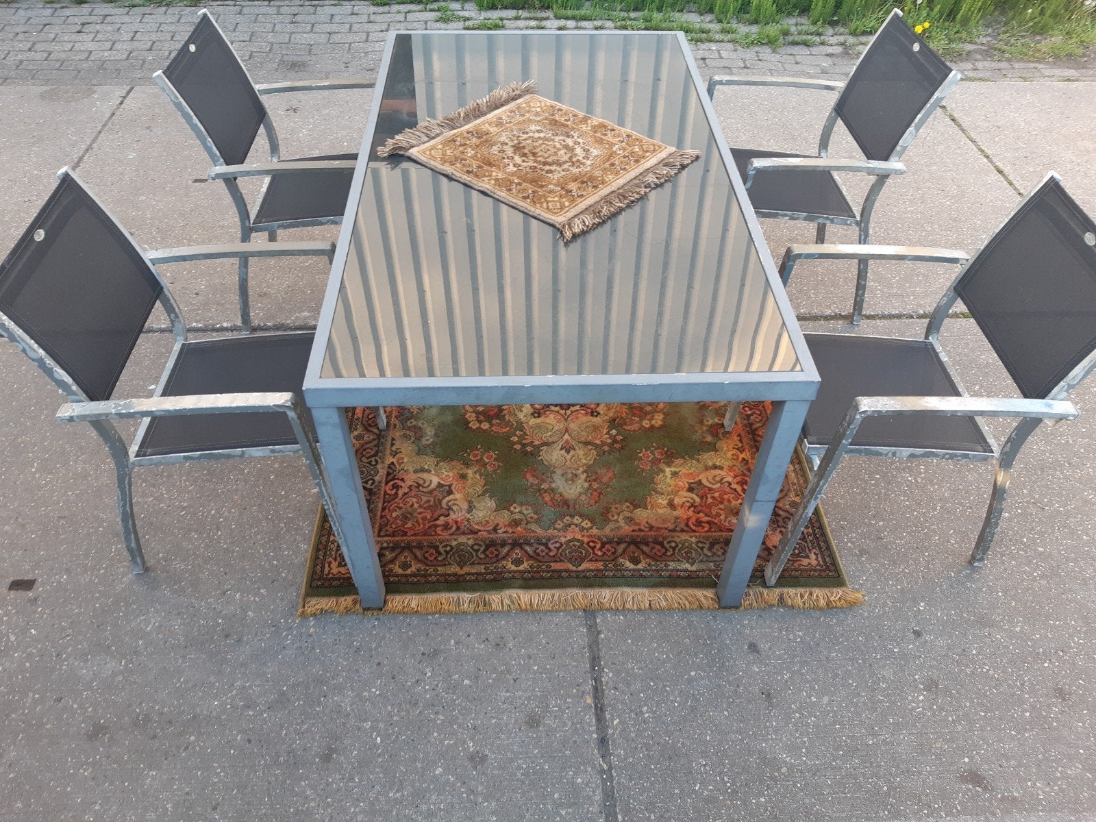 MOOIE TUINTAFEL MET GLAZEN PLAAT 4 STOELEN 39.95 EURO, Tuin en Terras, Ophalen