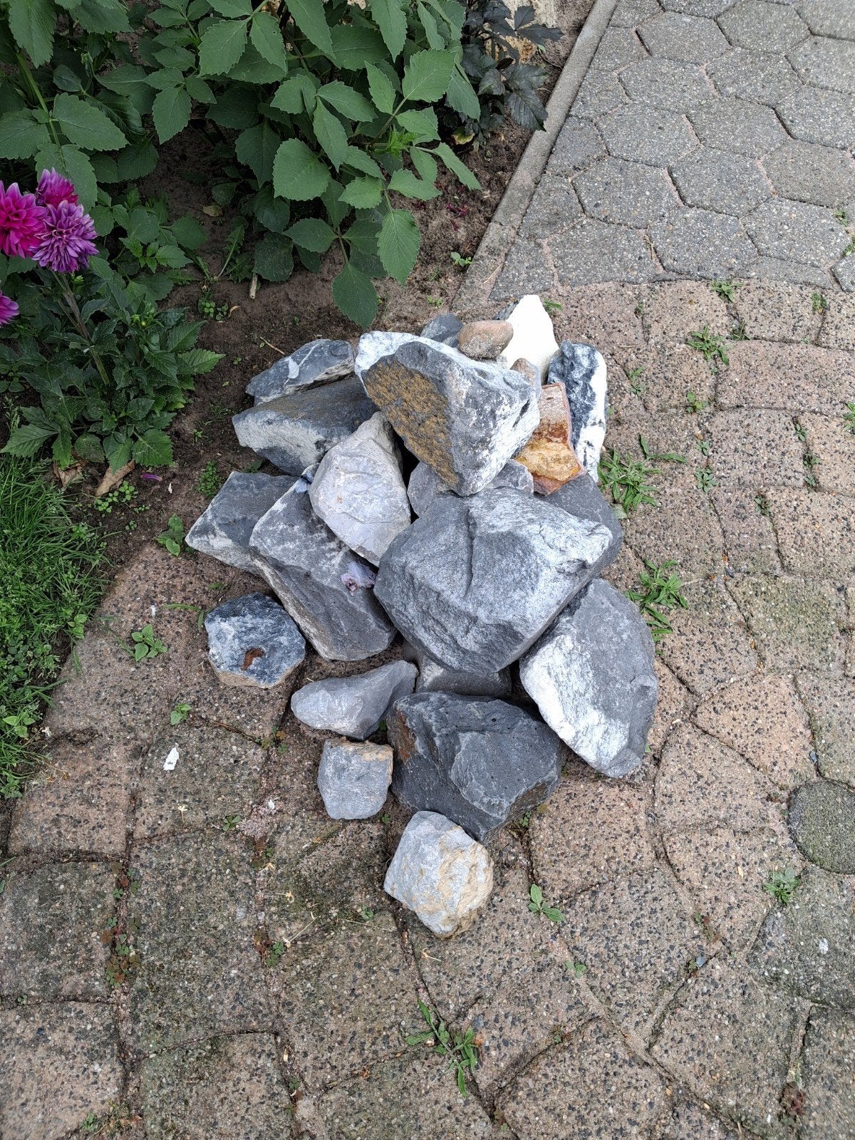 Besalt rotsen kruiwagen vol, Ophalen