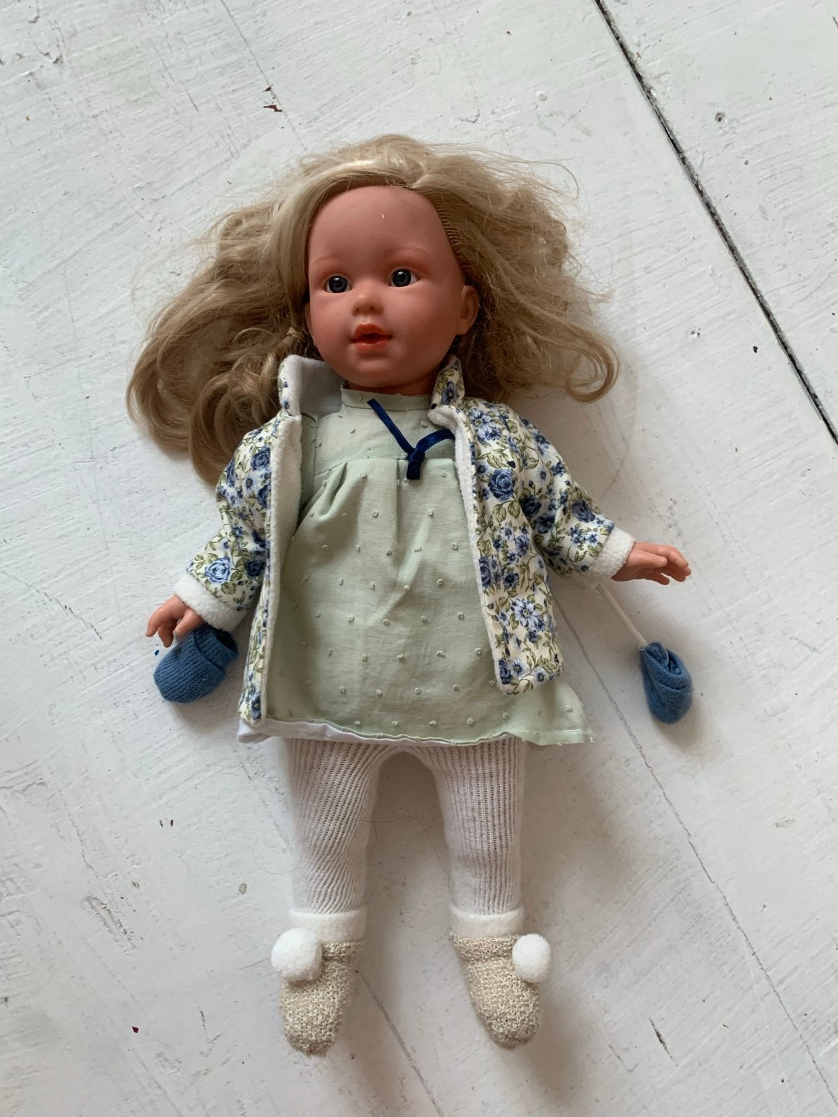 Mooie pop met blond haar en winterkleding, Ophalen of Verzenden, Zo goed als nieuw