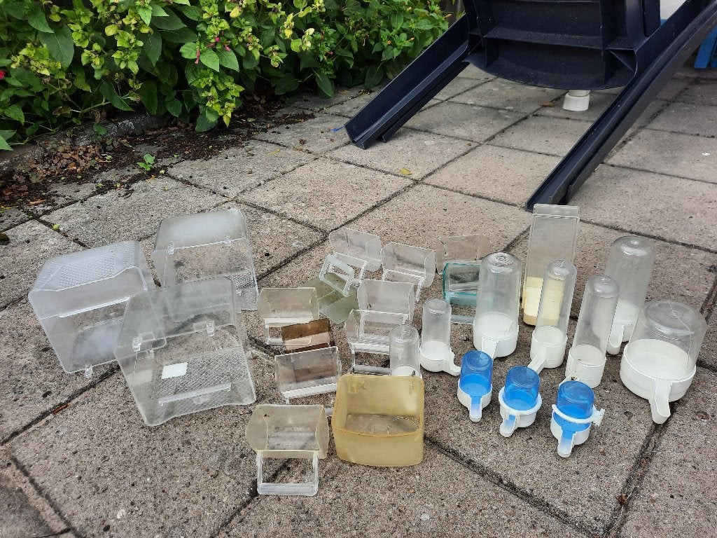 Drinkbakjes /voerbakjes/badhuisjes, Ophalen, Gebruikt, Kunststof, Vogelkooi